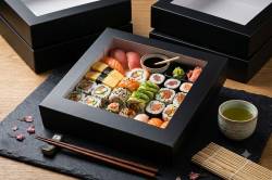 Obrazek 2 dla: PUDEŁKO  NA SUSHI CZARNE Z OKNEM 250X250X50mm  P9785 50szt